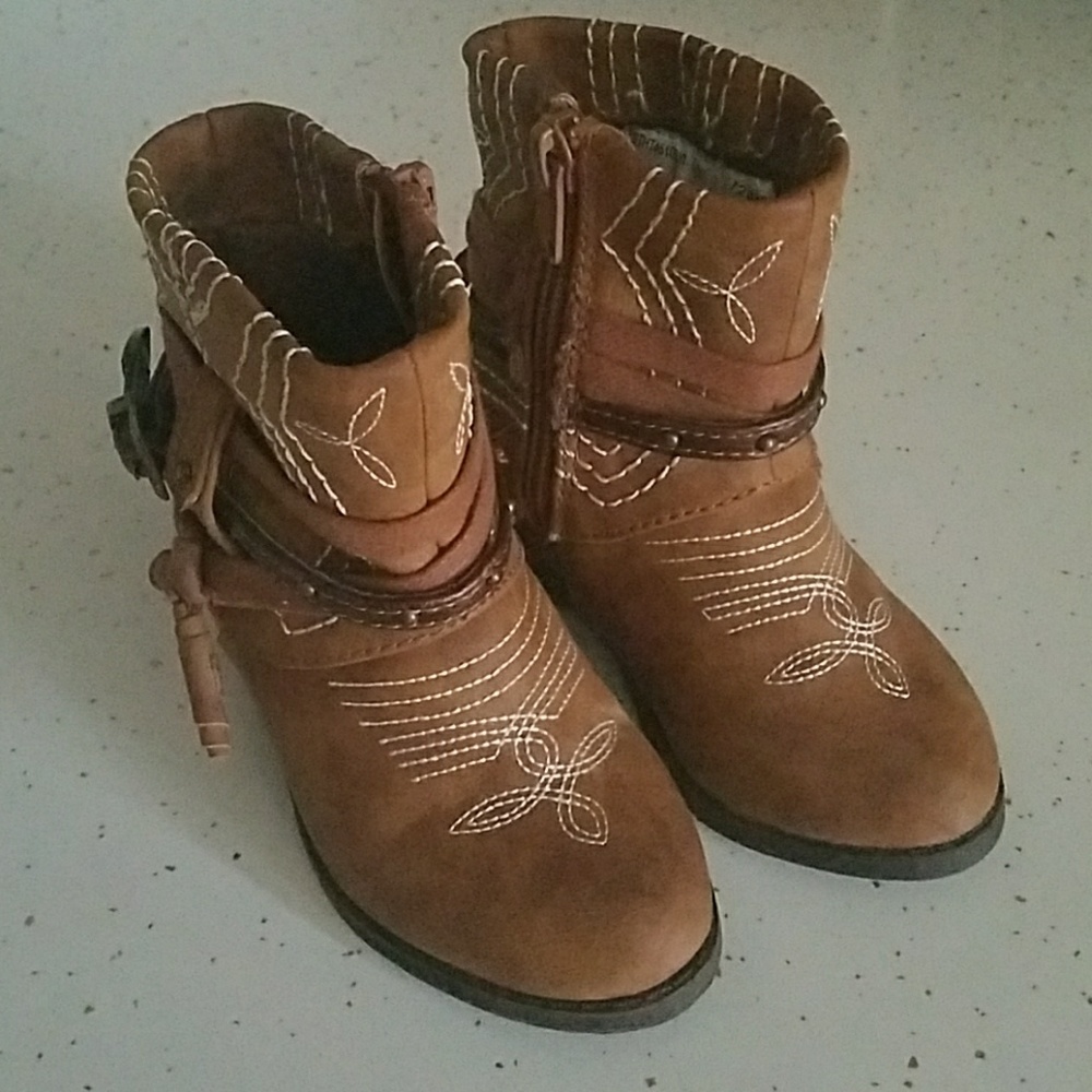 Girl cowgirl boots.